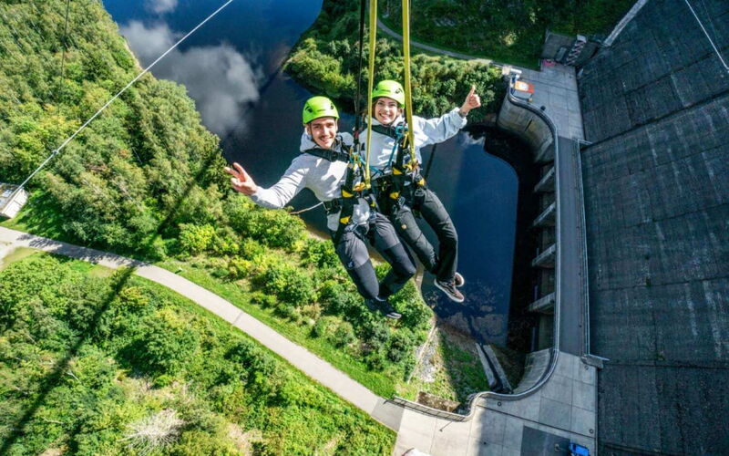 Pärchen hängt an einem Seil vom Harzdrenalin Gigaswing