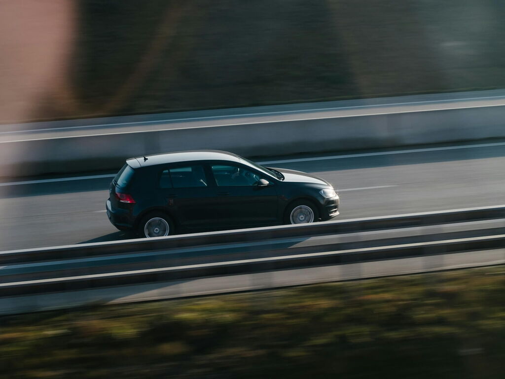 VW Golf auf einer Autobanh