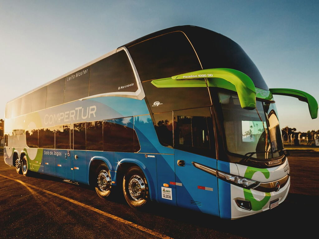 Bus auf einem Parkplatz bei einem Sonnenuntergang