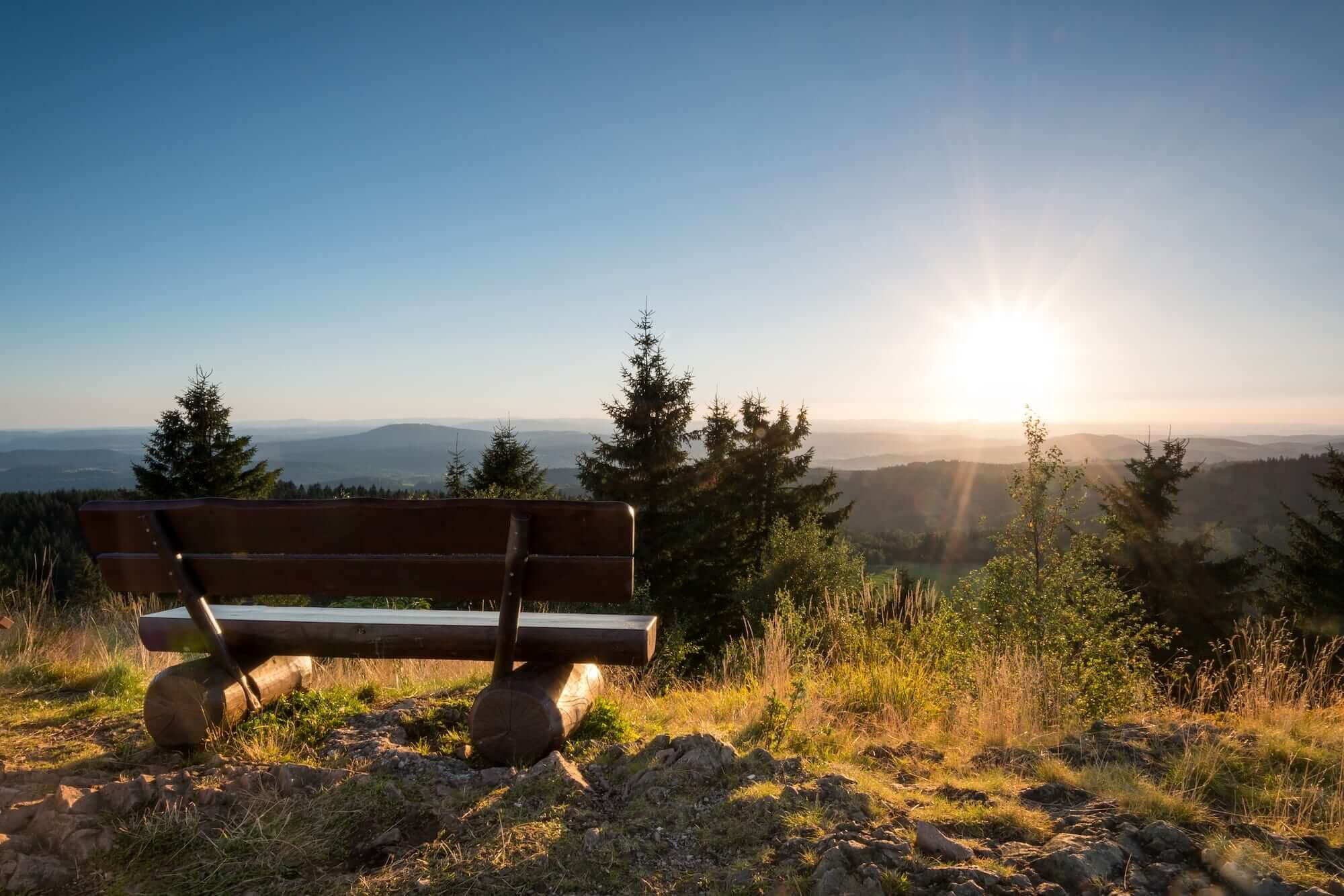 Bank auf einem Beg bei einem Sonnenuntergang