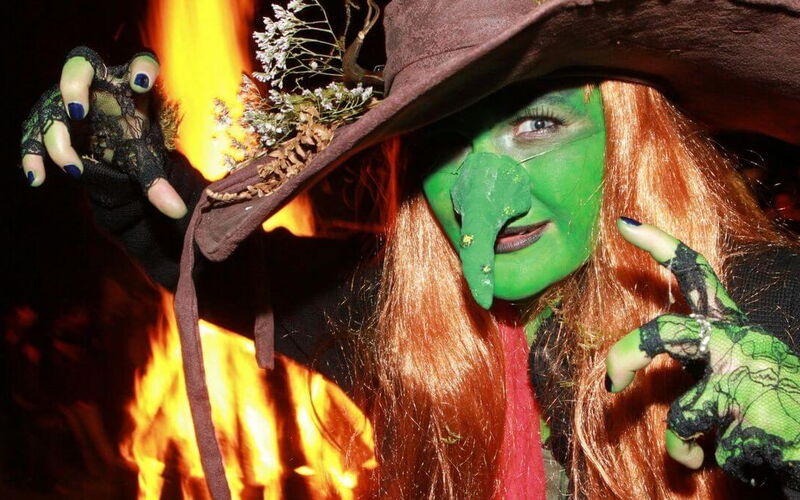 eine Frau verkleidet als Hexe
