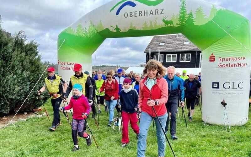 Menschen beim Nordic Walking Cup